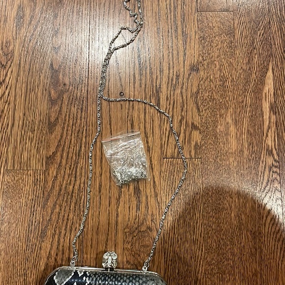 Snakeskin faux clutch black and grey with Crystal skull latch and 2 chains - Picture 3 of 5